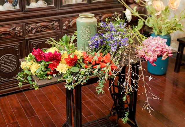 Tết này nhà bạn nên có một bình hoa tổng hợp và đây là cách cắm vừa đẹp vừa dễ từ những loại hoa truyền thống - Ảnh 1.