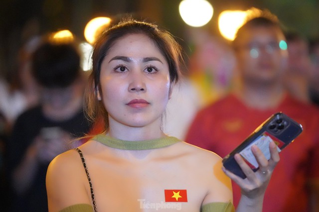  Người hâm mộ TPHCM rơi nước mắt khi đội tuyển Việt Nam suýt bại trên sân nhà - Ảnh 9.