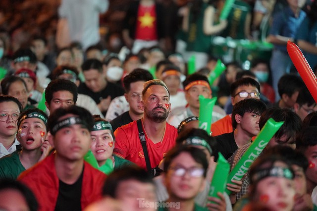  Người hâm mộ TPHCM rơi nước mắt khi đội tuyển Việt Nam suýt bại trên sân nhà - Ảnh 7.