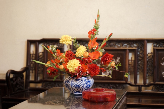 Tết này nhà bạn nên có một bình hoa tổng hợp và đây là cách cắm vừa đẹp vừa dễ từ những loại hoa truyền thống - Ảnh 9.
