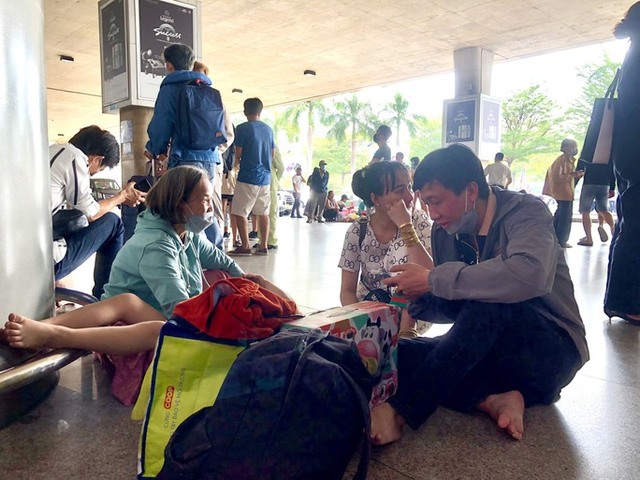 Đông nghịt người về quê đón Tết ở sân bay Tân Sơn Nhất - Ảnh 5.