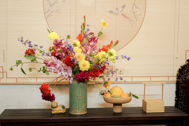 Tết này nhà bạn nên có một bình hoa tổng hợp và đây là cách cắm vừa đẹp vừa dễ từ những loại hoa truyền thống - Ảnh 7.