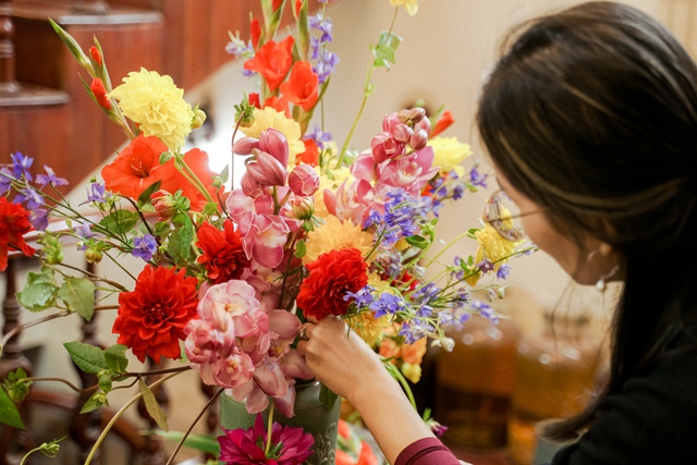 Tết này nhà bạn nên có một bình hoa tổng hợp và đây là cách cắm vừa đẹp vừa dễ từ những loại hoa truyền thống - Ảnh 6.