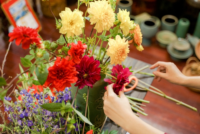 Tết này nhà bạn nên có một bình hoa tổng hợp và đây là cách cắm vừa đẹp vừa dễ từ những loại hoa truyền thống - Ảnh 5.