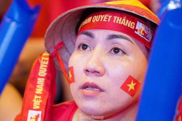  Người hâm mộ TPHCM rơi nước mắt khi đội tuyển Việt Nam suýt bại trên sân nhà - Ảnh 11.