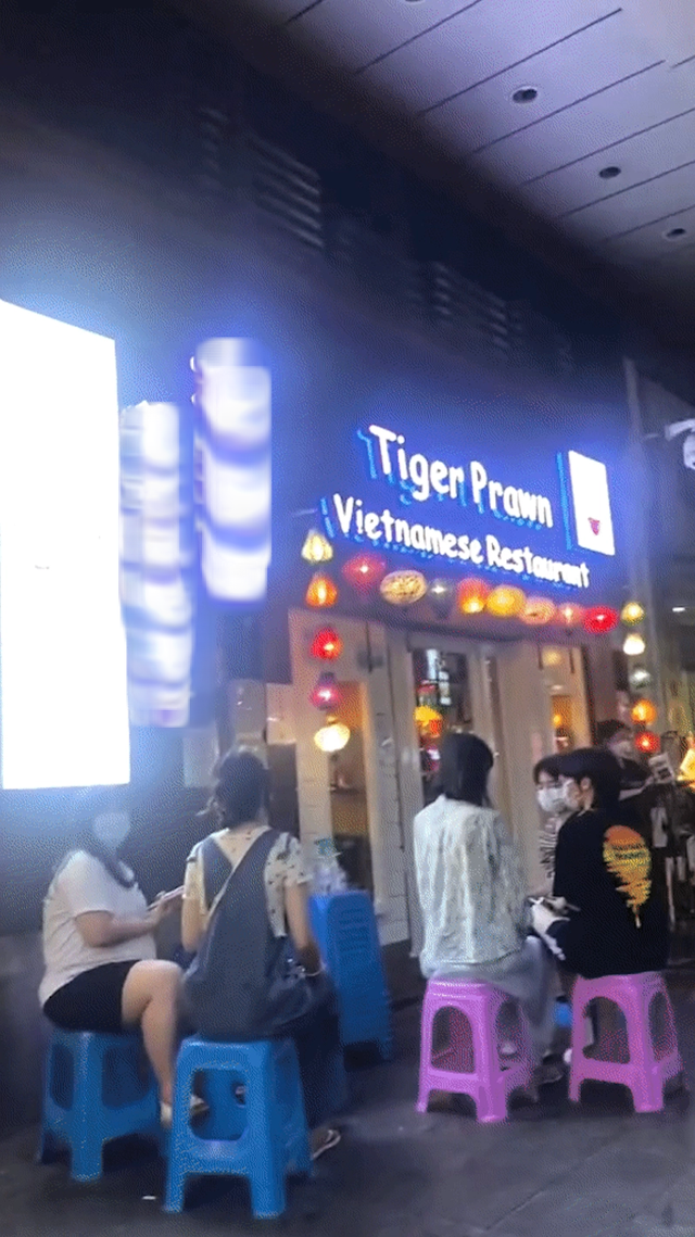 Nhà hàng ẩm thực Việt tại Quảng Châu khiến dân mạng bất ngờ vì cảnh xếp hàng chờ bàn đông như trẩy hội - Ảnh 1.