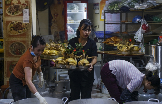 Người Hà Nội xếp hàng từ sáng sớm, chen chân mua đồ lễ ở khu chợ nhà giàu phố cổ Hà Nội - Ảnh 4.