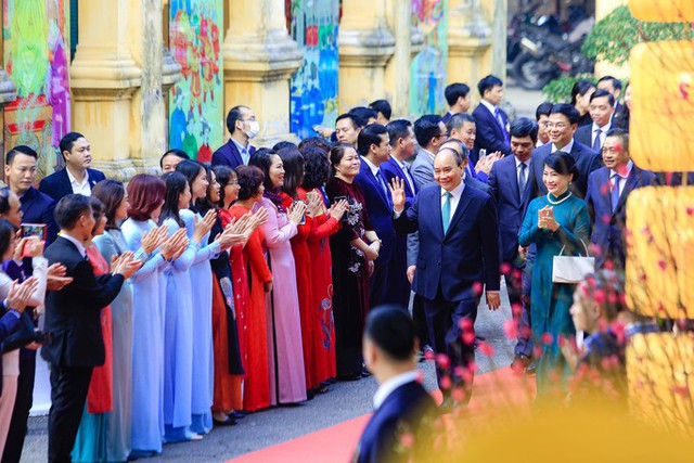 Chủ tịch nước Nguyễn Xuân Phúc và Phu nhân cùng kiều bào thả cá chép tiễn ông Táo - Ảnh 1.