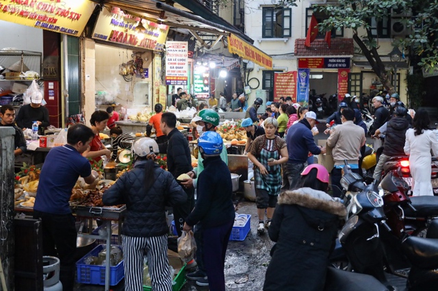 Khách cúng ông Công ông Táo 2023, chợ nhà giàu Hà Nội tấp nập từ tờ mờ sáng - Ảnh 1.