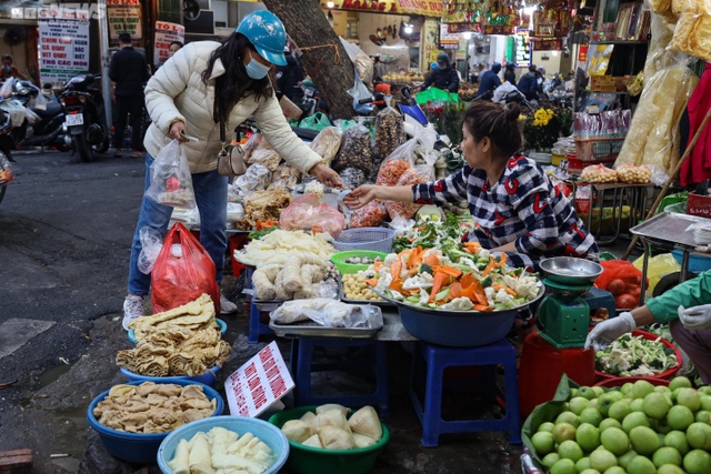 Khách cúng ông Công ông Táo 2023, chợ nhà giàu Hà Nội tấp nập từ tờ mờ sáng - Ảnh 11.