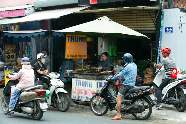 Thức thời mùa Tết: Bán cá lóc nướng kiếm hơn chục triệu một ngày, 2 ngày đặc biệt của dịp Tết thu nhập tăng gấp mười! - Ảnh 8.