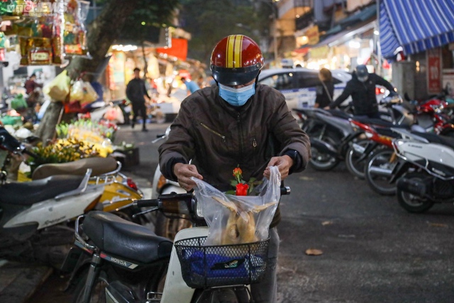 Khách cúng ông Công ông Táo 2023, chợ nhà giàu Hà Nội tấp nập từ tờ mờ sáng - Ảnh 10.