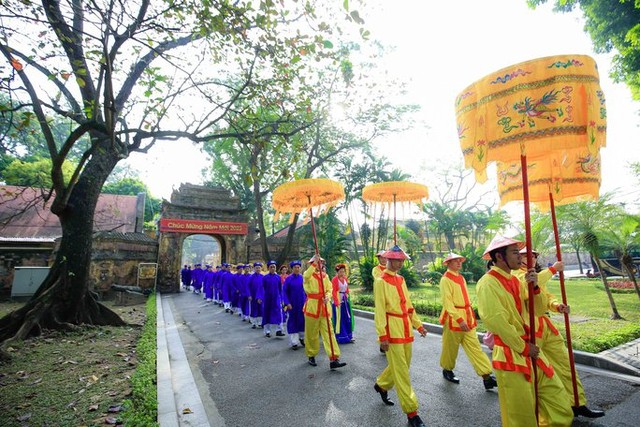 Chủ tịch nước Nguyễn Xuân Phúc và Phu nhân cùng kiều bào thả cá chép tiễn ông Táo - Ảnh 8.