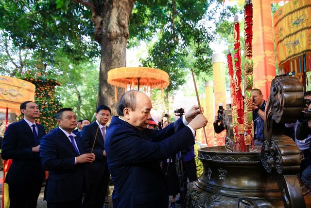 Chủ tịch nước Nguyễn Xuân Phúc và Phu nhân cùng kiều bào thả cá chép tiễn ông Táo - Ảnh 6.