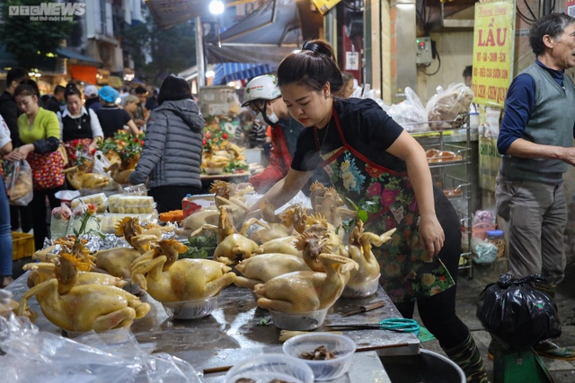 Khách cúng ông Công ông Táo 2023, chợ nhà giàu Hà Nội tấp nập từ tờ mờ sáng - Ảnh 6.