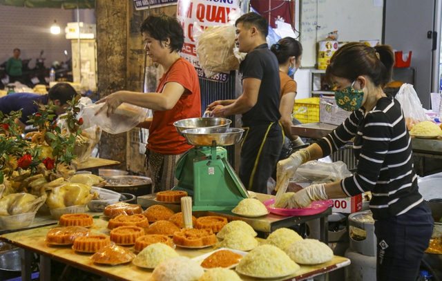 Người Hà Nội xếp hàng từ sáng sớm, chen chân mua đồ lễ ở khu chợ nhà giàu phố cổ Hà Nội - Ảnh 5.