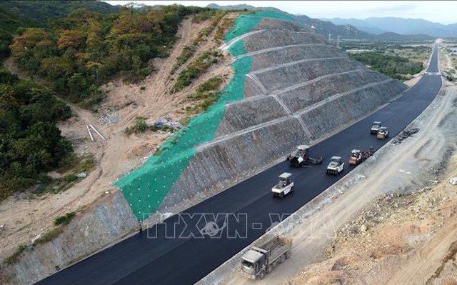 Một đoạn tuyến cao tốc Vĩnh Hảo - Phan Thiết qua huyện Hàm Thuận Bắc (Bình Thuận) đang thi công thảm bê tông nhựa mặt đường. Ảnh minh họa: Huy Hùng/TTXVN