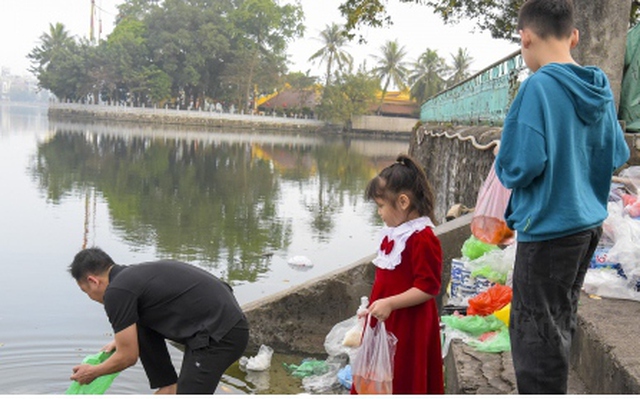 Cá chép tiễn ông Công ông Táo chết hàng loạt, sư thầy đi dọn rác ven hồ