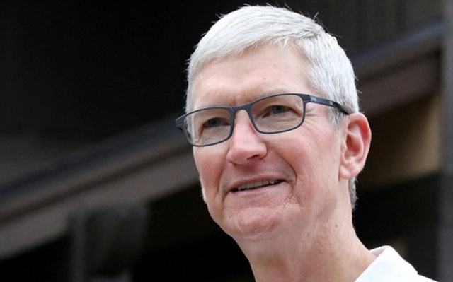 Giám đốc điều hành Tim Cook của Apple tự nguyện xin giảm lương thưởng - Ảnh: REUTERS