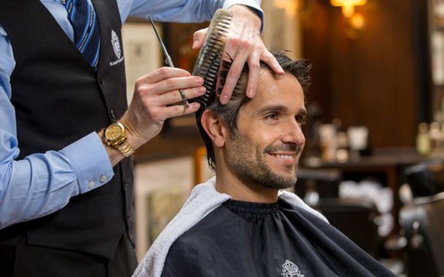 Dịch vụ cắt tóc về tận nhà hút khách trong mùa dịch