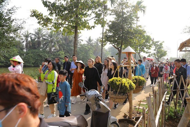 Trải nghiệm Tết Việt hút khách quốc tế tại làng cổ Đường Lâm - Ảnh 10.