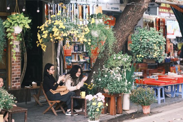  Chủ nhật cuối cùng của năm cũ: Người Hà Nội rủ nhau đi cà phê, ngắm phố phường ngập tràn sắc xuân - Ảnh 17.