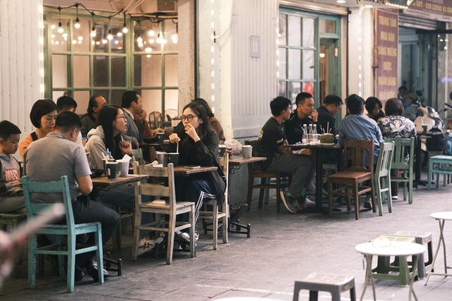 Last Sunday of the old year: Hanoians invite each other to coffee, watching the streets full of spring colors - Photo 8.