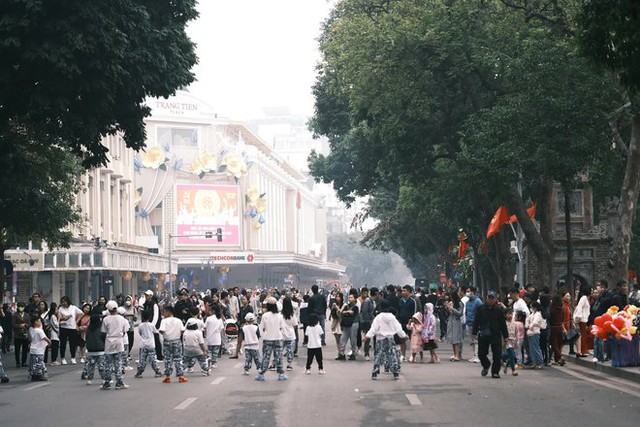  Chủ nhật cuối cùng của năm cũ: Người Hà Nội rủ nhau đi cà phê, ngắm phố phường ngập tràn sắc xuân - Ảnh 7.