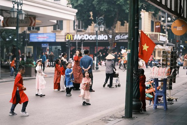  Chủ nhật cuối cùng của năm cũ: Người Hà Nội rủ nhau đi cà phê, ngắm phố phường ngập tràn sắc xuân - Ảnh 6.