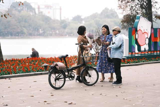 Last Sunday of the old year: Hanoians invite each other to coffee, watching the streets full of spring colors - Photo 4.