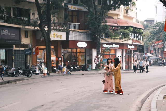  Chủ nhật cuối cùng của năm cũ: Người Hà Nội rủ nhau đi cà phê, ngắm phố phường ngập tràn sắc xuân - Ảnh 3.