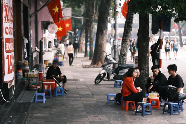  Chủ nhật cuối cùng của năm cũ: Người Hà Nội rủ nhau đi cà phê, ngắm phố phường ngập tràn sắc xuân - Ảnh 16.