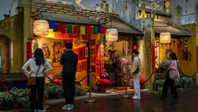 The Imperial Citadel of Thang Long recreates the worship tables and series of experiences towards the old New Year, many young families come to learn to display them at home - Photo 1.