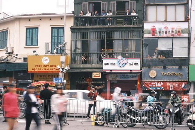 Chủ nhật cuối cùng của năm cũ: Người Hà Nội rủ nhau đi cà phê, ngắm phố phường ngập tràn sắc xuân - Ảnh 15.