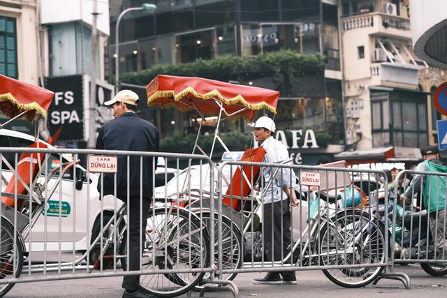 Last Sunday of the old year: Hanoians invite each other to coffee, watching the streets full of spring colors - Photo 14.