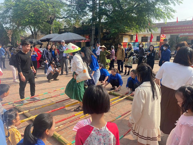 Trải nghiệm Tết Việt hút khách quốc tế tại làng cổ Đường Lâm - Ảnh 6.