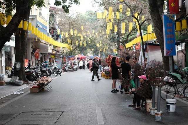  Chủ nhật cuối cùng của năm cũ: Người Hà Nội rủ nhau đi cà phê, ngắm phố phường ngập tràn sắc xuân - Ảnh 13.
