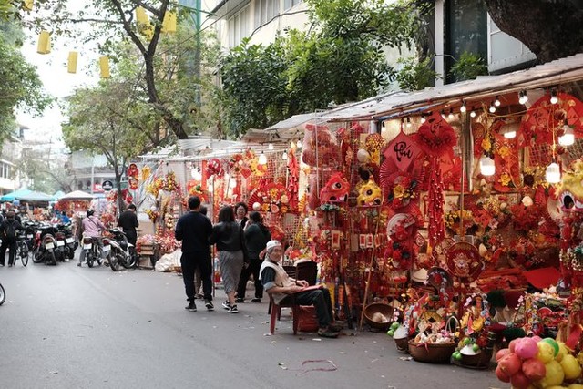 Last Sunday of the old year: Hanoians invite each other to coffee, watching the streets full of spring colors - Photo 12.