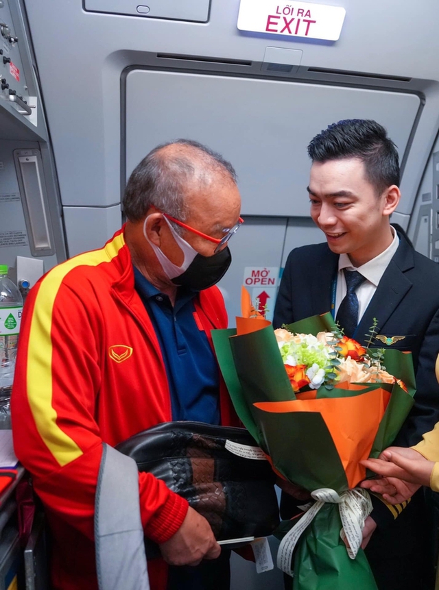  Cơ trưởng đưa tuyển Việt Nam sang Thái đá chung kết AFF Cup: Từng đóng Đội Đặc Nhiệm Nhà C21, gây ấn tượng vì lời chúc đến các cầu thủ - Ảnh 1.