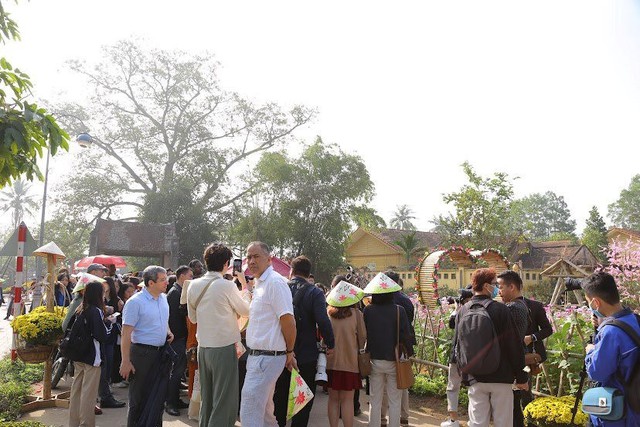 Trải nghiệm Tết Việt hút khách quốc tế tại làng cổ Đường Lâm - Ảnh 3.