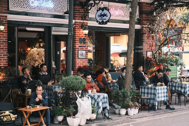 Last Sunday of the old year: Hanoians invite each other to coffee, watching the streets full of spring colors - Photo 10.