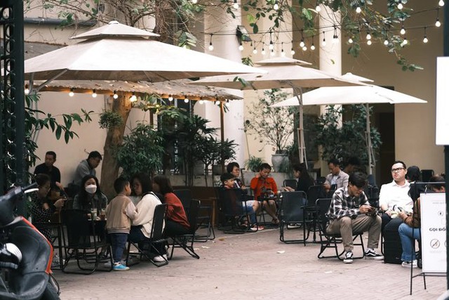  Chủ nhật cuối cùng của năm cũ: Người Hà Nội rủ nhau đi cà phê, ngắm phố phường ngập tràn sắc xuân - Ảnh 9.