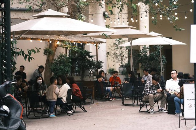 The last Sunday of the old year: Hanoians invite each other to coffee, watching the streets full of spring colors - Photo 9.