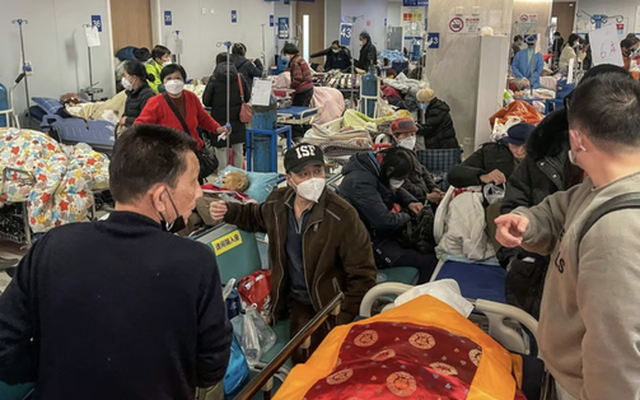 Bệnh nhân nằm trên cáng tại một bệnh viện ở Thượng Hải hồi đầu tháng 1-2023 - Ảnh: AFP