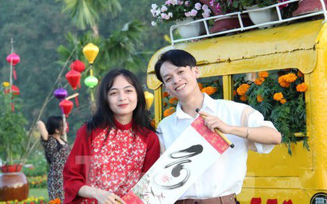 Giới trẻ Đà Nẵng rộn ràng check in vườn hoa xuân dưới chân Ngũ Hành Sơn
