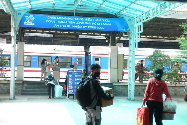 Trưa 25 tháng Chạp, ga Sài Gòn chật ních hành khách về quê đón Tết - Ảnh 11.