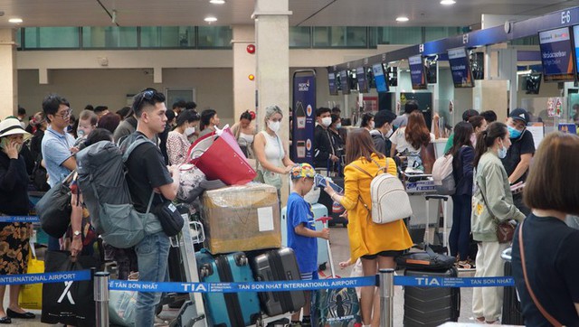 Dòng người xếp hàng dài đợi làm thủ tục ở sân bay Tân Sơn Nhất - Ảnh 1.