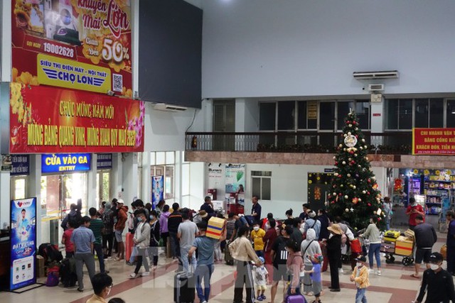 Trưa 25 tháng Chạp, ga Sài Gòn chật ních hành khách về quê đón Tết - Ảnh 1.