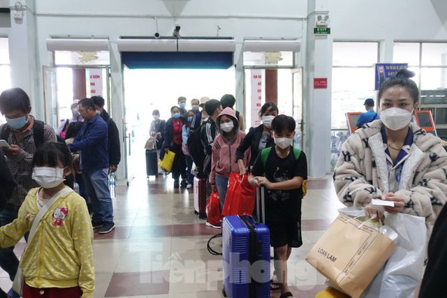 Trưa 25 tháng Chạp, ga Sài Gòn chật ních hành khách về quê đón Tết - Ảnh 10.