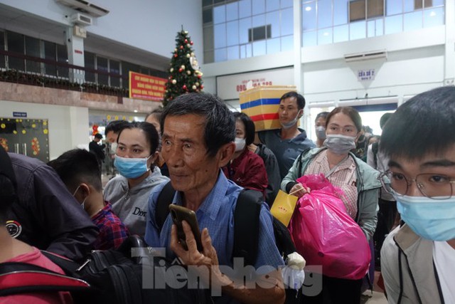 Trưa 25 tháng Chạp, ga Sài Gòn chật ních hành khách về quê đón Tết - Ảnh 9.